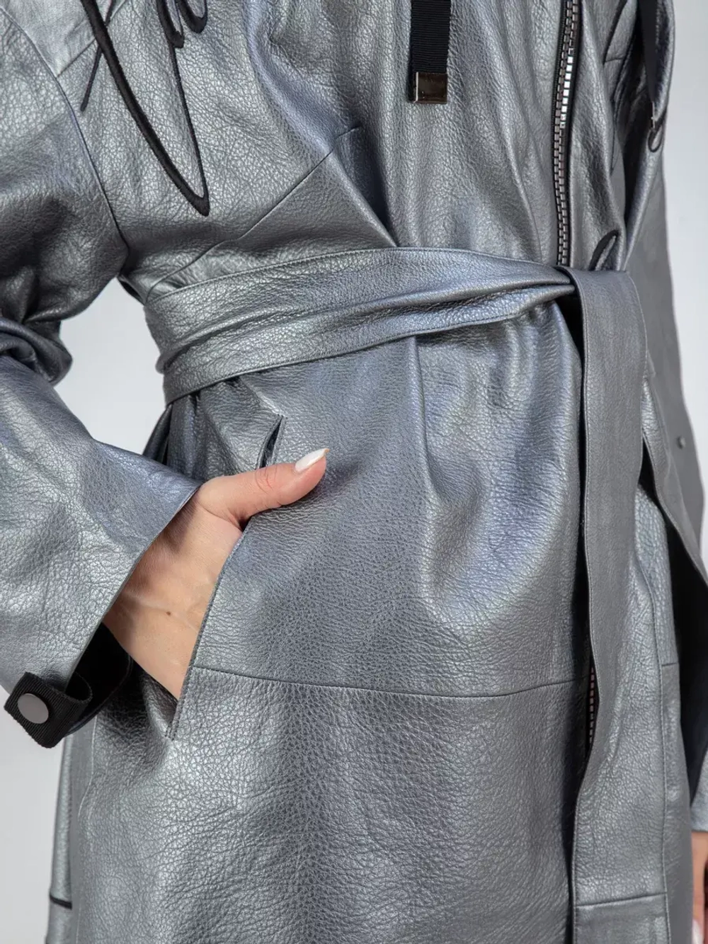 Кожаный плащ на осень с капюшоном