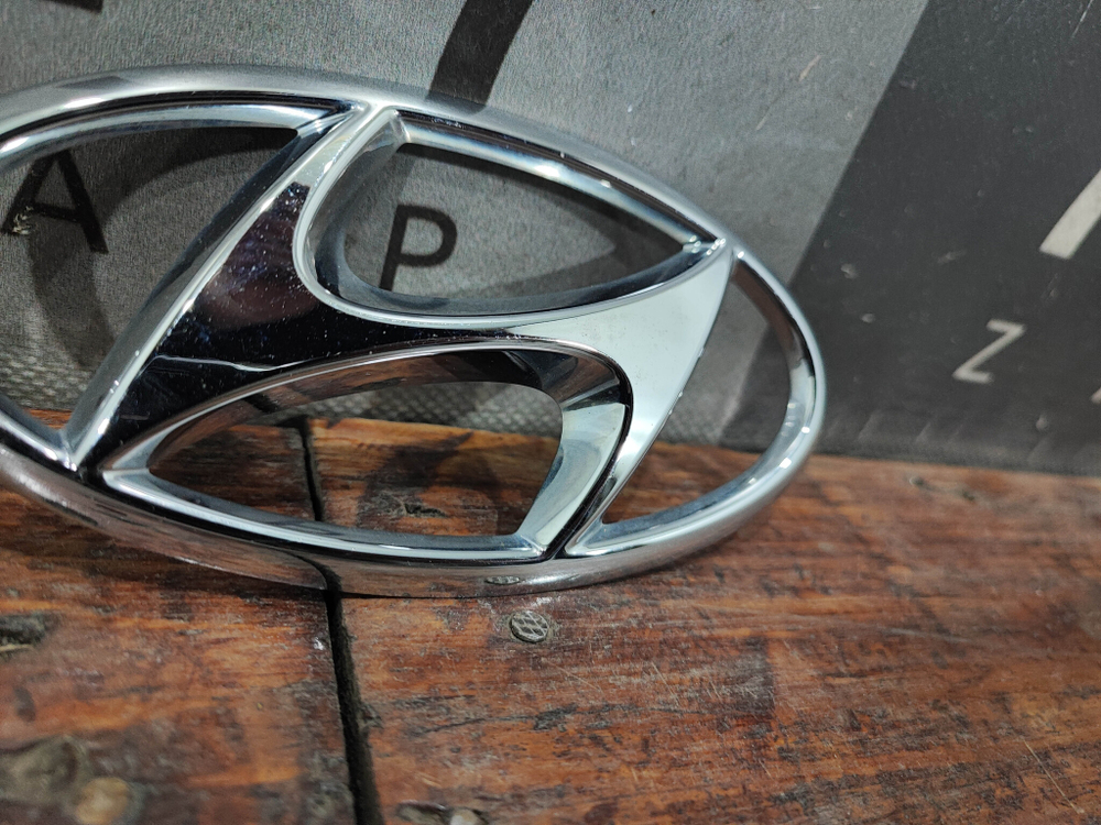 Эмблема на крышку багажника Hyundai Santa Fe 4 (TM) 18-21 Б/У Оригинал 86300S1000