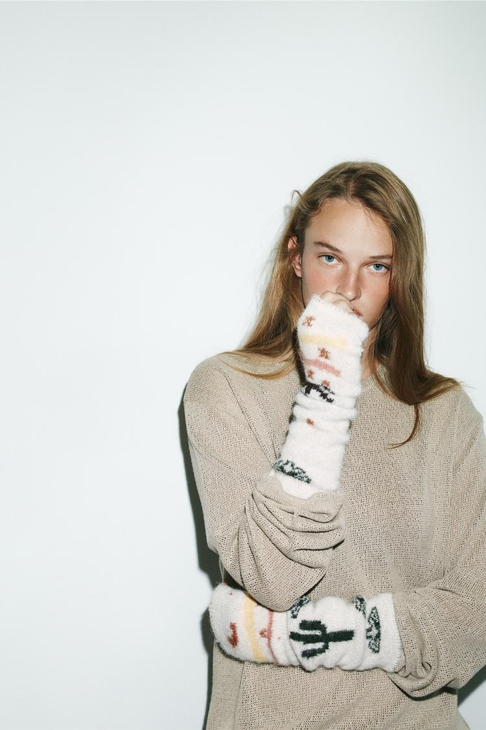 ZARA ТРИКОТАЖНЫЕ МИТЕНКИ С ПРИНТОМ, ЭКРЮ