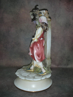 Статуэтка. Фарфор. Девушка и ласточкино гнездо. Capodimonte. Италия
