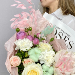 «Венецианский карнавал» букет с розами, диантусами и сухоцветами.