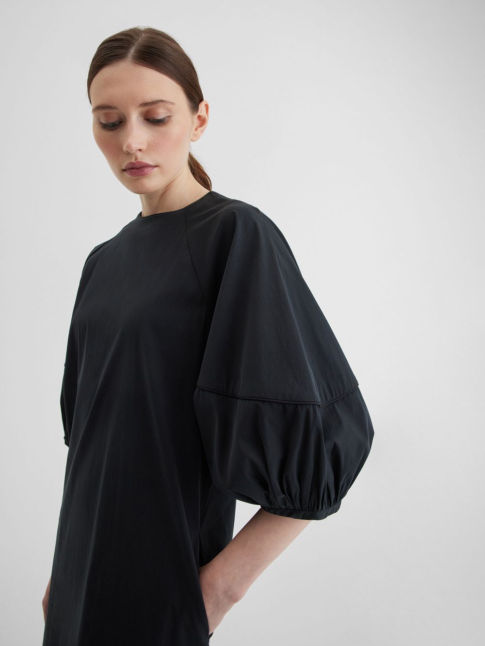 Платье черного цвета с отделкой кантом