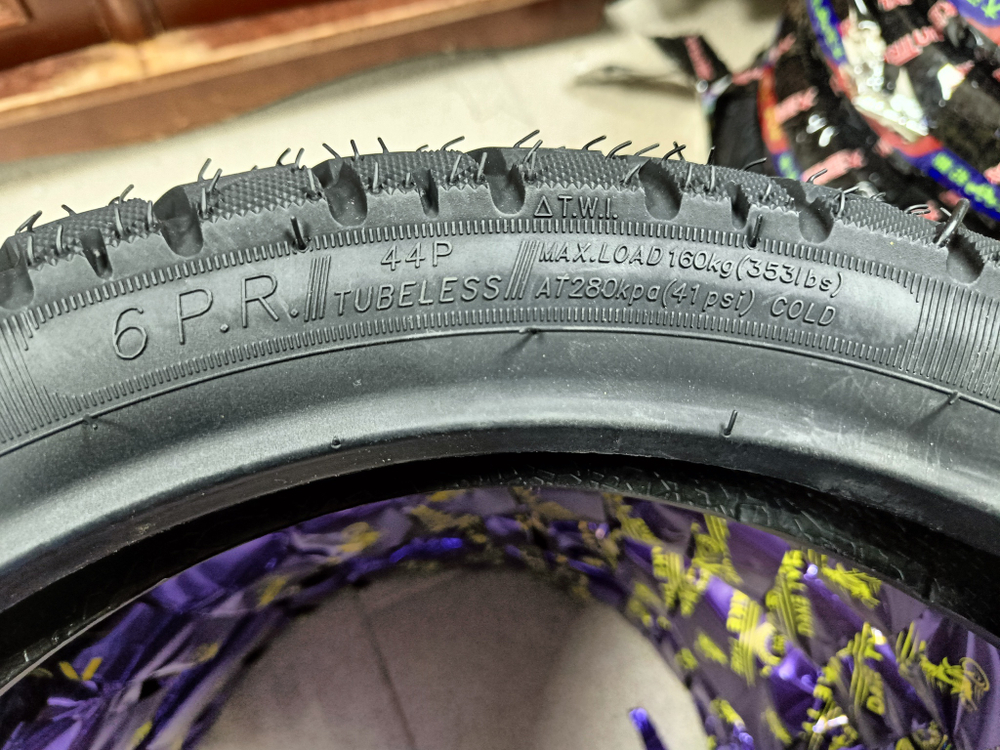 Покрышка бескамерная 80/90-14 Dake Tire