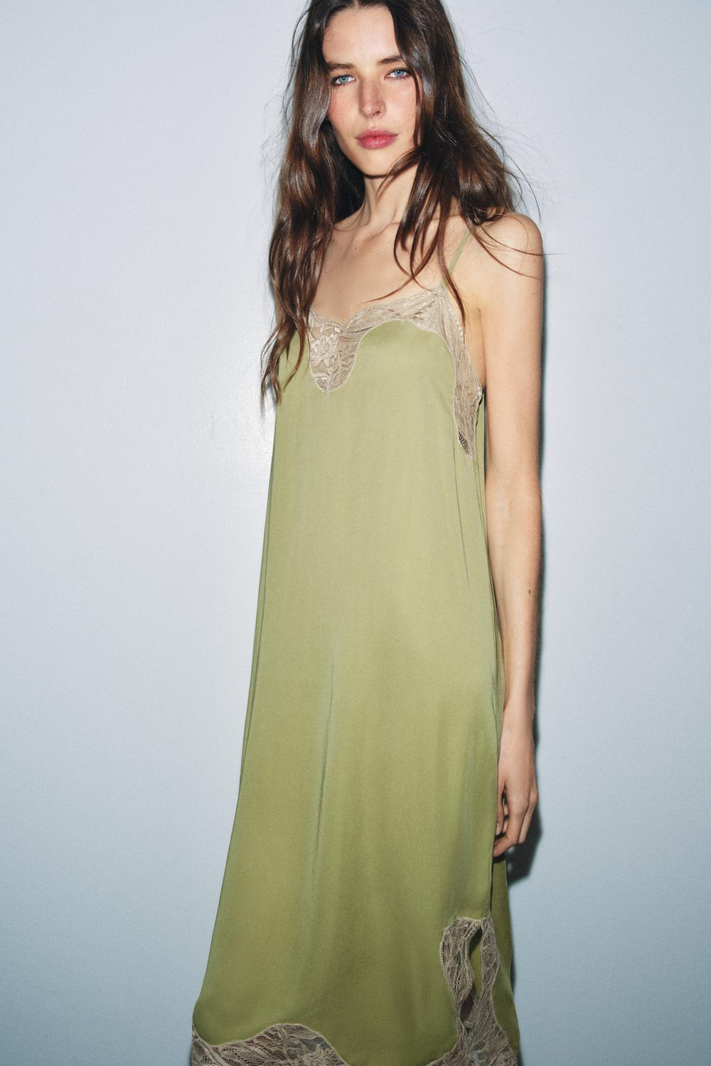 ZARA АТЛАСНОЕ ПЛАТЬЕ С КРУЖЕВОМ — ZW COLLECTION, ФИСТАШКОВЫЙ