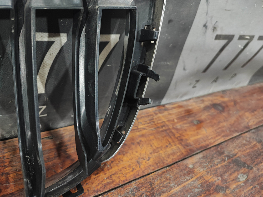 Решетка радиатора правая BMW X1 (F48) 15-19 Б/У Оригинал 51137354824