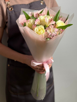 Букет из живых срезанных цветов роз и альстромерий, белые розы 5 шт.