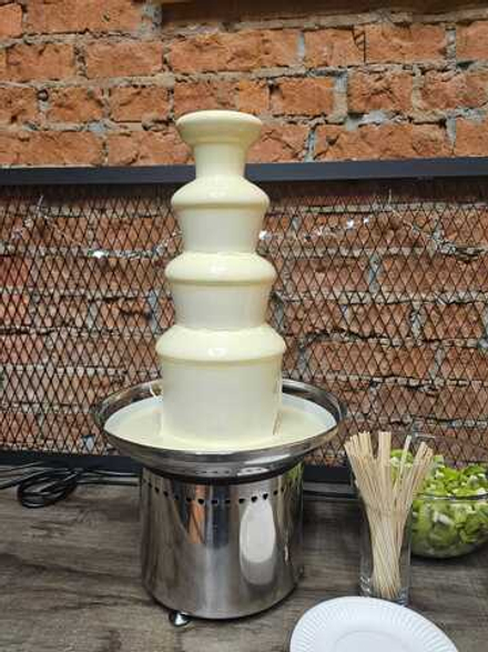 Шоколадный фонтан с белым шоколадом