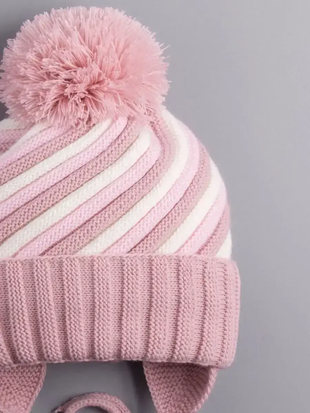 Шапка для девочки на завязках на осень