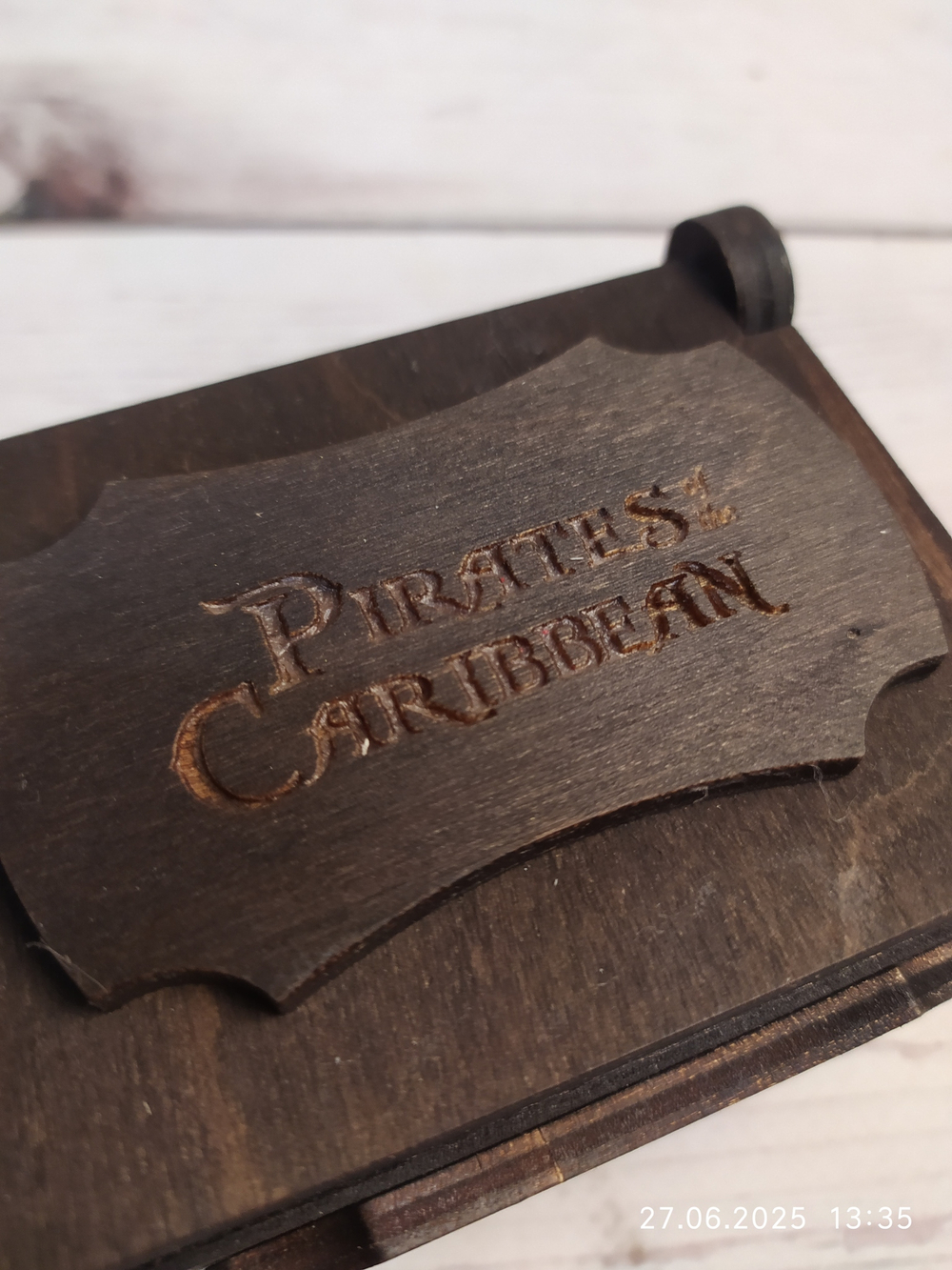 Музыкальная деревянная шкатулка-шарманка Pirates of the Caribbean с мелодией тема из фильма Пираты Карибского моря