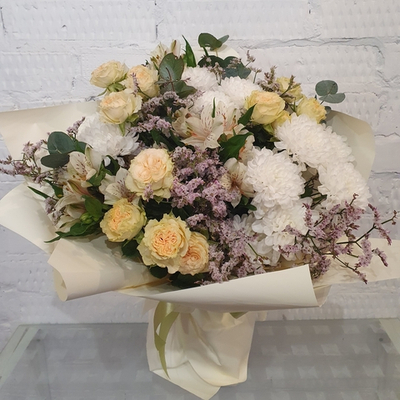 Букет кремовый из пионовидной кустовой розы, альстромерии и Хризантемы