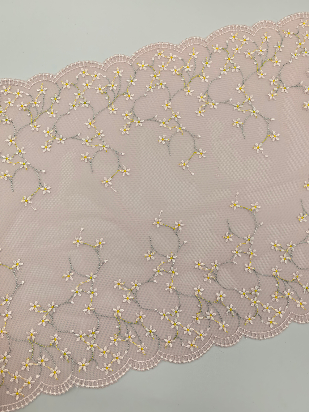 Вышивка на сетке персик/ромашки К822 (31 см)