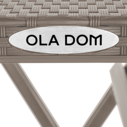 Набор складной садовой мебели "RATTAN" от OLA DOM. 2 стула и стол. Цельнолитая спинка и сиденье на металлическом каркасе. Цвет: Серо-бежевый.