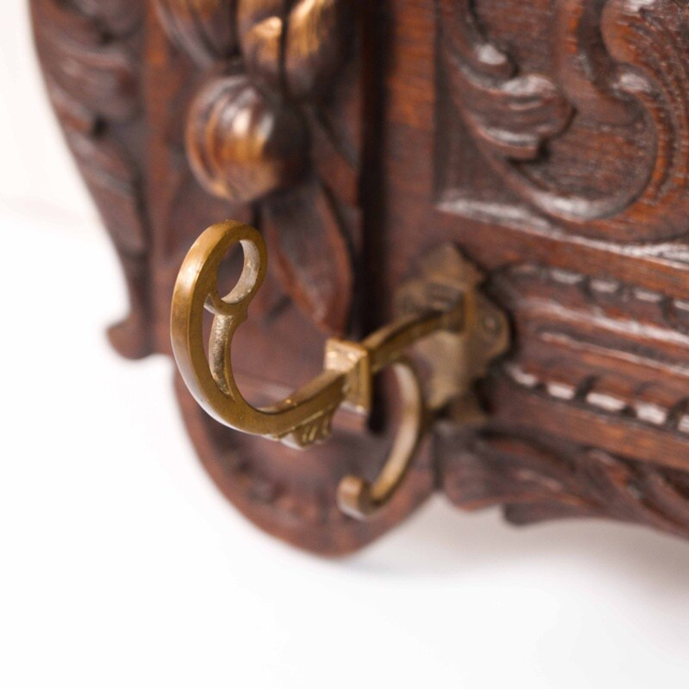 Антикварная настенная вешалка в классическом стиле