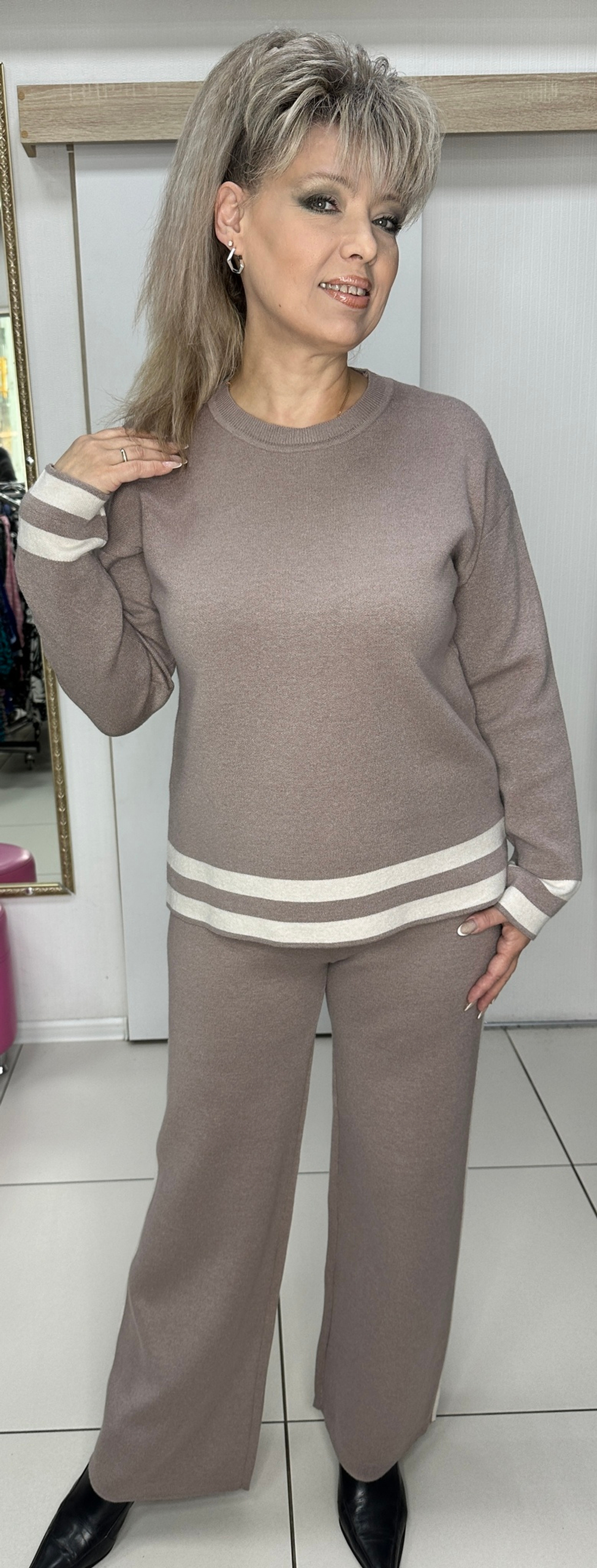 Трикотажный брючный костюм в цвете капучино