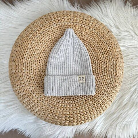 Мягкая вязаная шапочка