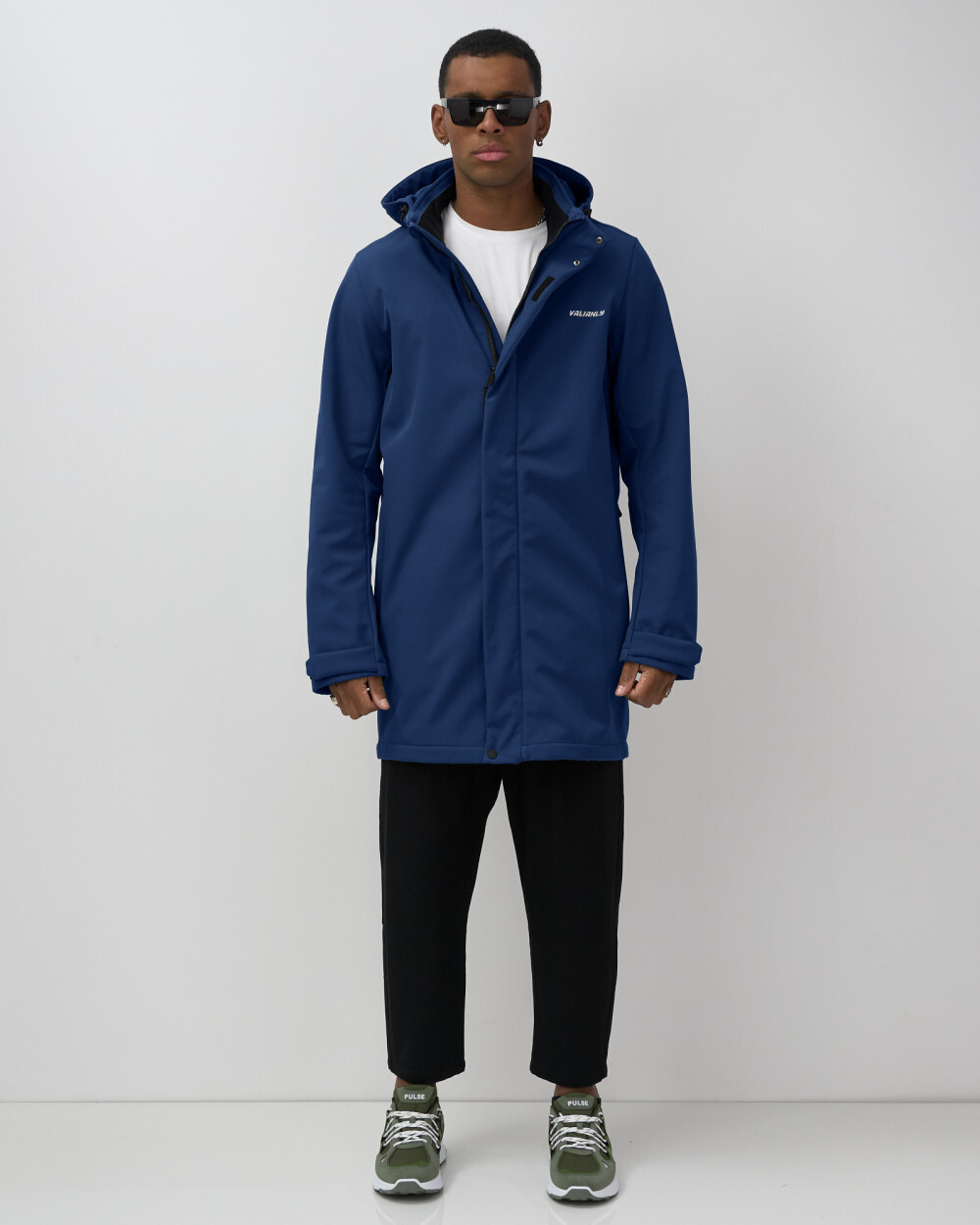 Парка спортивная мужская с капюшоном softshell синего цвета 9565S