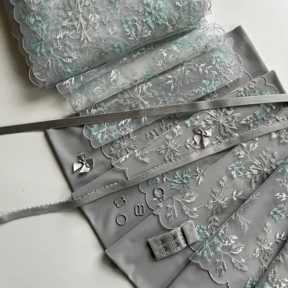 Вышивка на сетке светло-серый/ментол 20 см