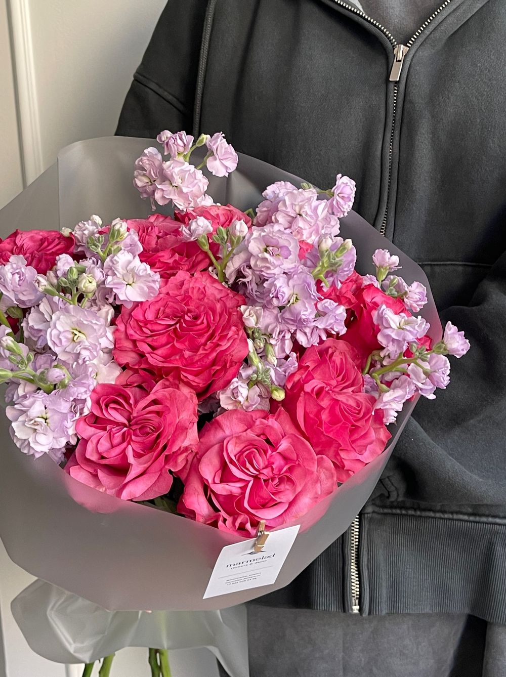 Букет из одноголовой кудрявой розы Кантри и кустовой ароматной маттиолы