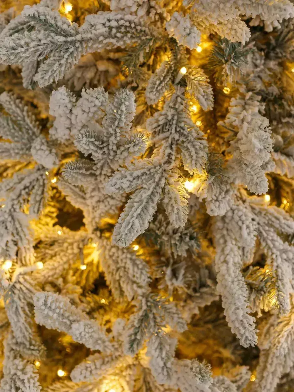 Заснеженная ель с гирляндой «Россо» теплый свет (Литая+пвх) 180 см / 1,8 м