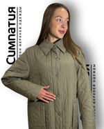 Куртка свободного кроя в длине макси с аккуратными накладными карманами в хаки цвете