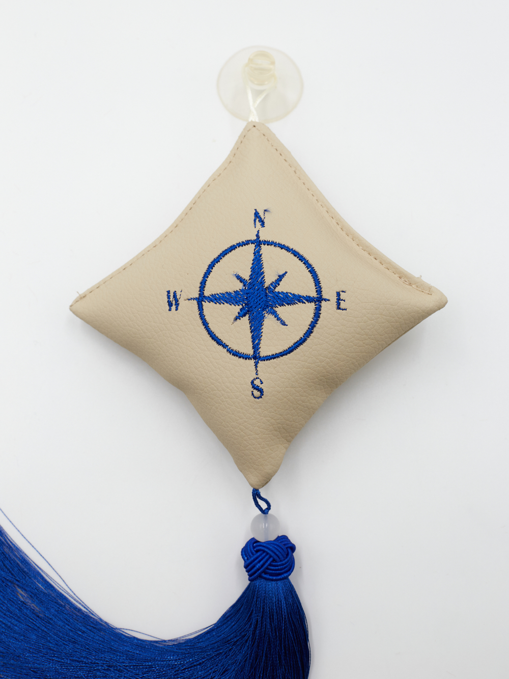Ромб объемный на присоске Роза Ветров (экокожа, бежевый, синяя вышивка, кисть)