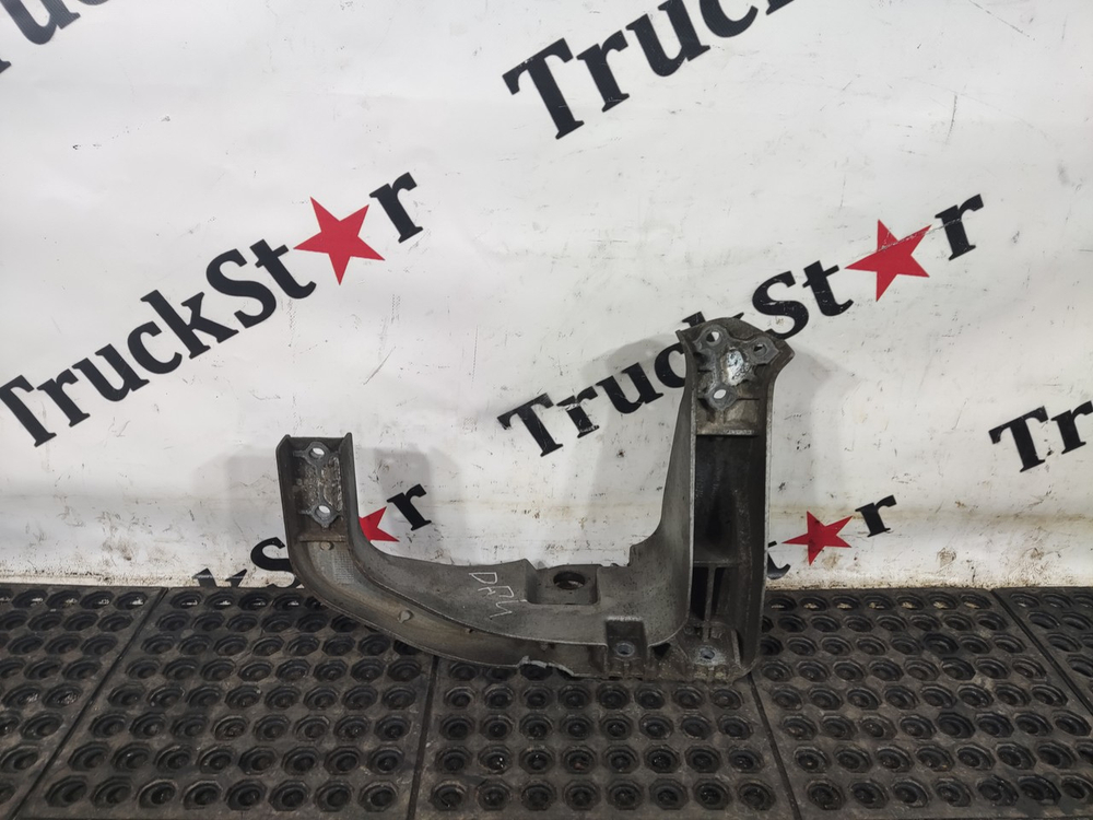 Кронштейн крыла переднего левого 2023г