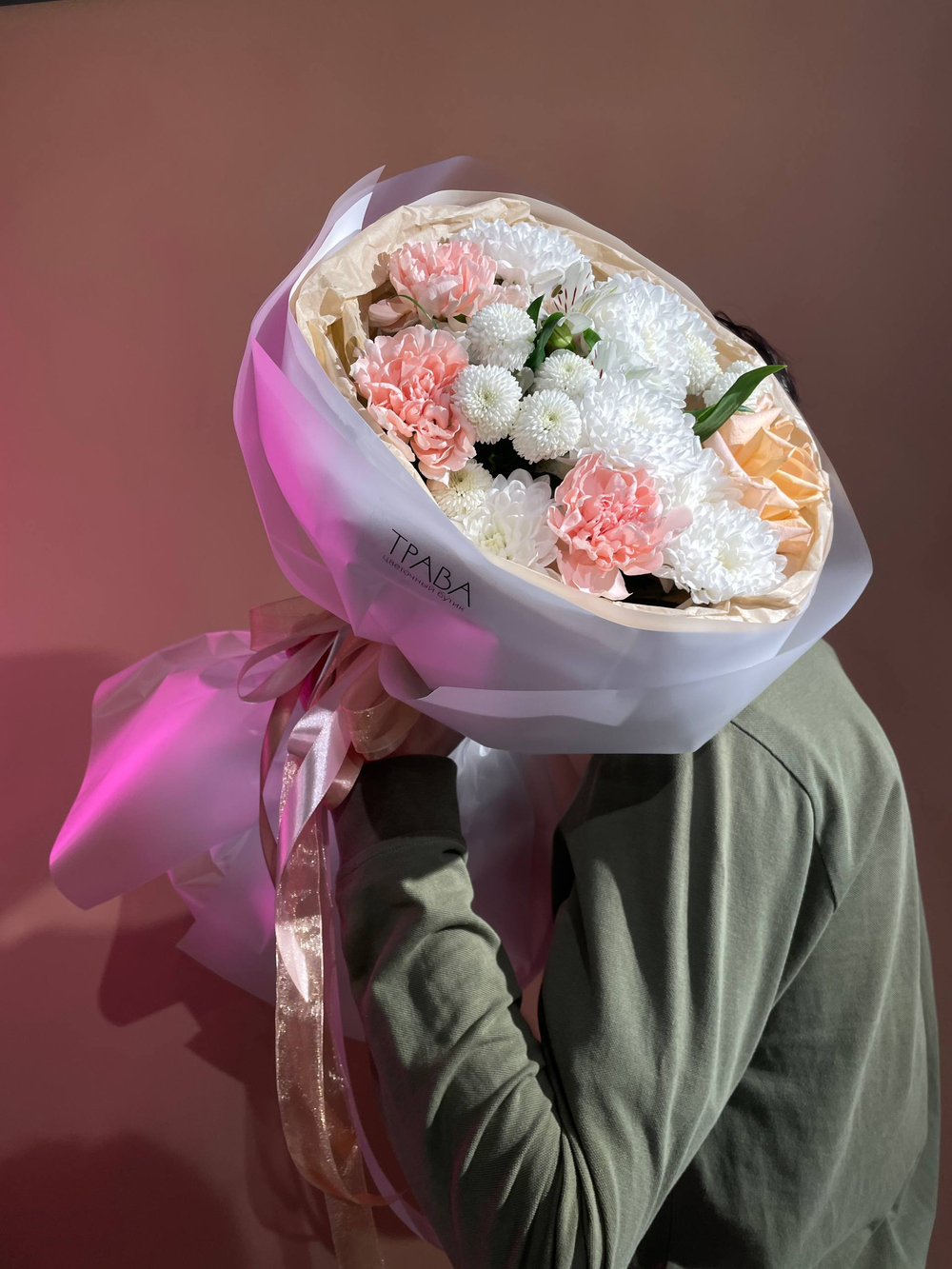 Букет "Персики", Роза, хризантема, диантусы, дубки, альстромерия