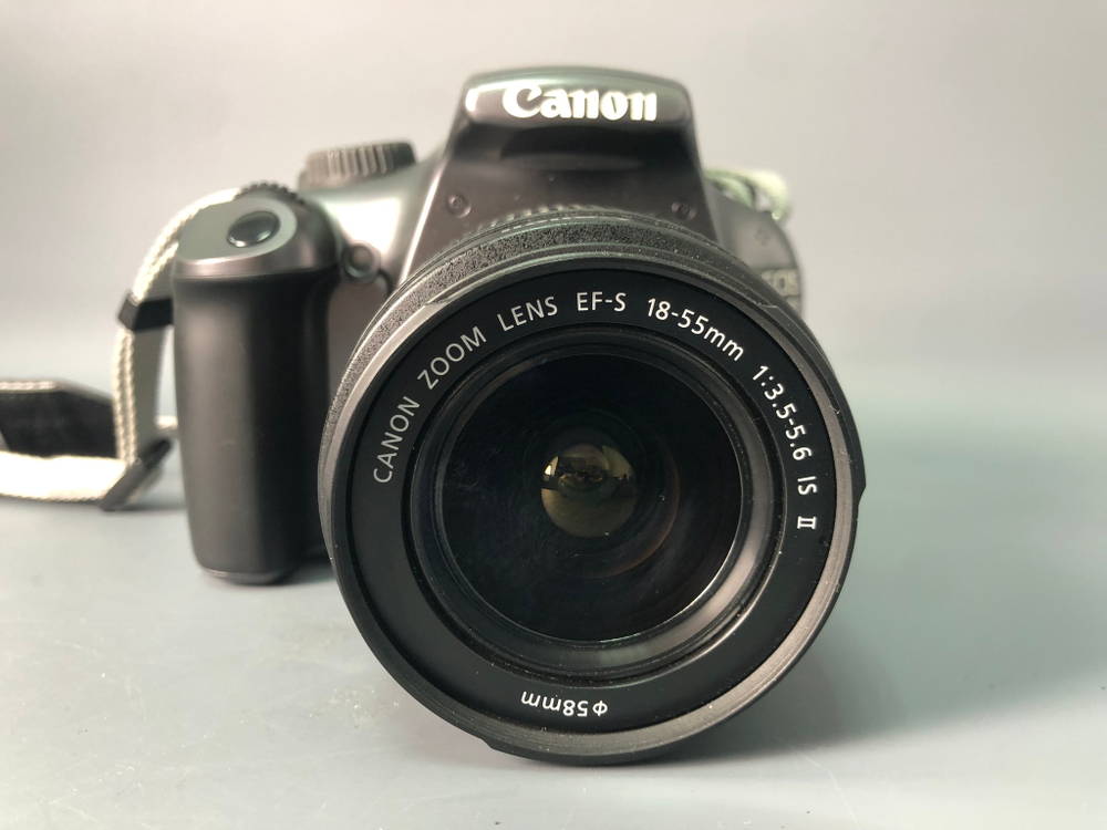 Canon 1100D Kit 18-55mm, 5140 кадров, есть царапины.