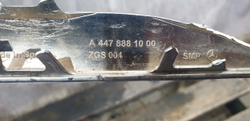 Молдинг решетки радиатора Mercedes V-Class W447 14-нв Б/У Оригинал A4478881000