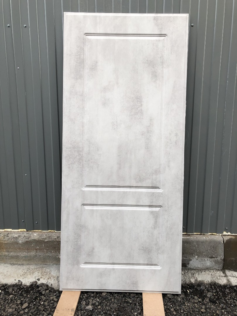 Входная металлическая дверь с зеркалом RеX (РЕКС) 25 кварц черный, фурнитура на Квадратной розетке, хром/ ФЛ-117 Бетон светлый