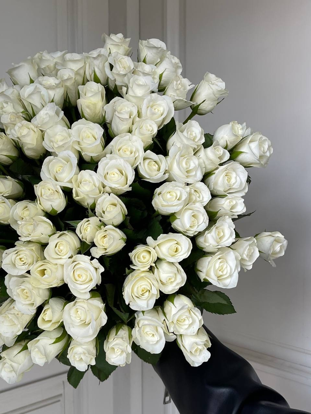 Букет из белой розы (40см) 101 шт под ленту