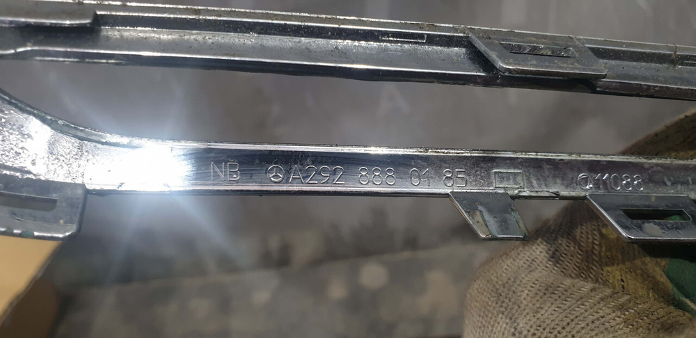 Молдинг решетки радиатора Mercedes GLE (C292) 15-19 Б/У Оригинал A2928880185