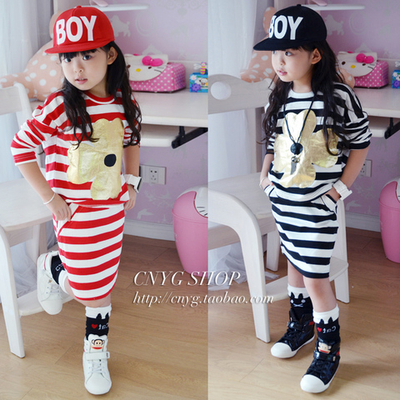 Костюм в полоску из свитшота с аппликацией клевера и юбки