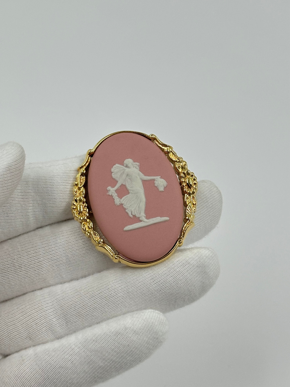 Брошь Wedgwood розовая