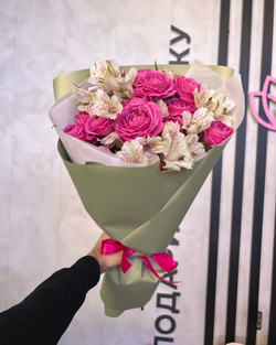 Букет с пионовидными кустовыми розами и альстромерией