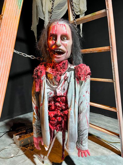 Хоррор-манекен «Полузомби»