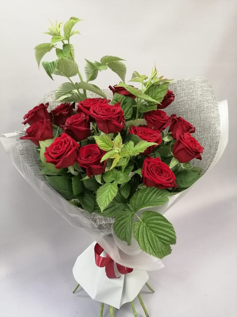 Букет Бордовые розы с Зеленью
