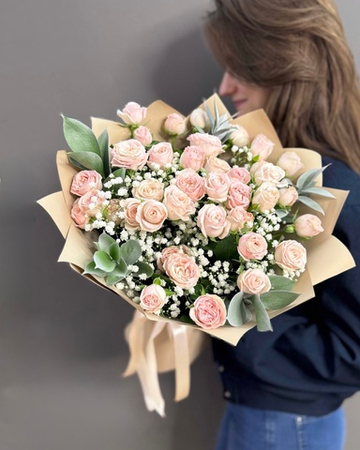 Букет из 7 кустовых пионовидных роз сорта "Bombastic"