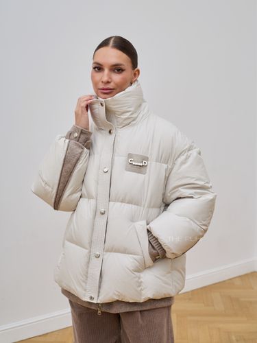 Короткий бежевый пуховик с шерстяными вставками