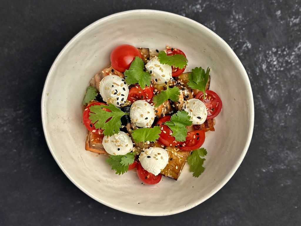 Салат с баклажанами и лососем