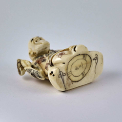 Нэцкэ Монах с веером