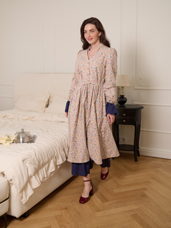 Платье с воротником стойкой