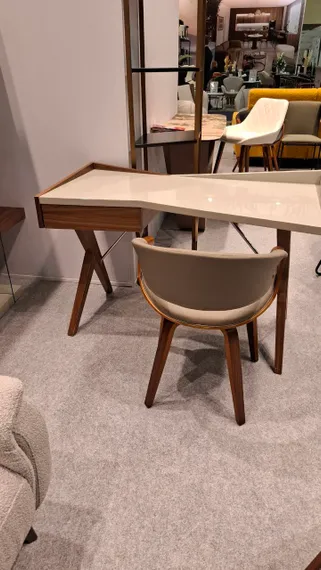 Письменный стол Mysen с выдвижным ящиком, орех