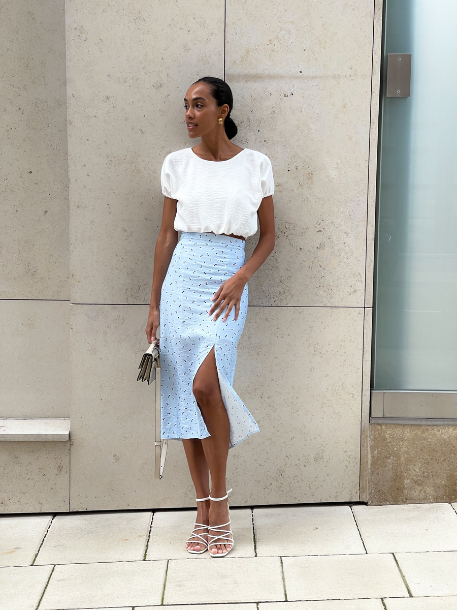 Юбка из вискозы голубая в цветок миди с разрезом