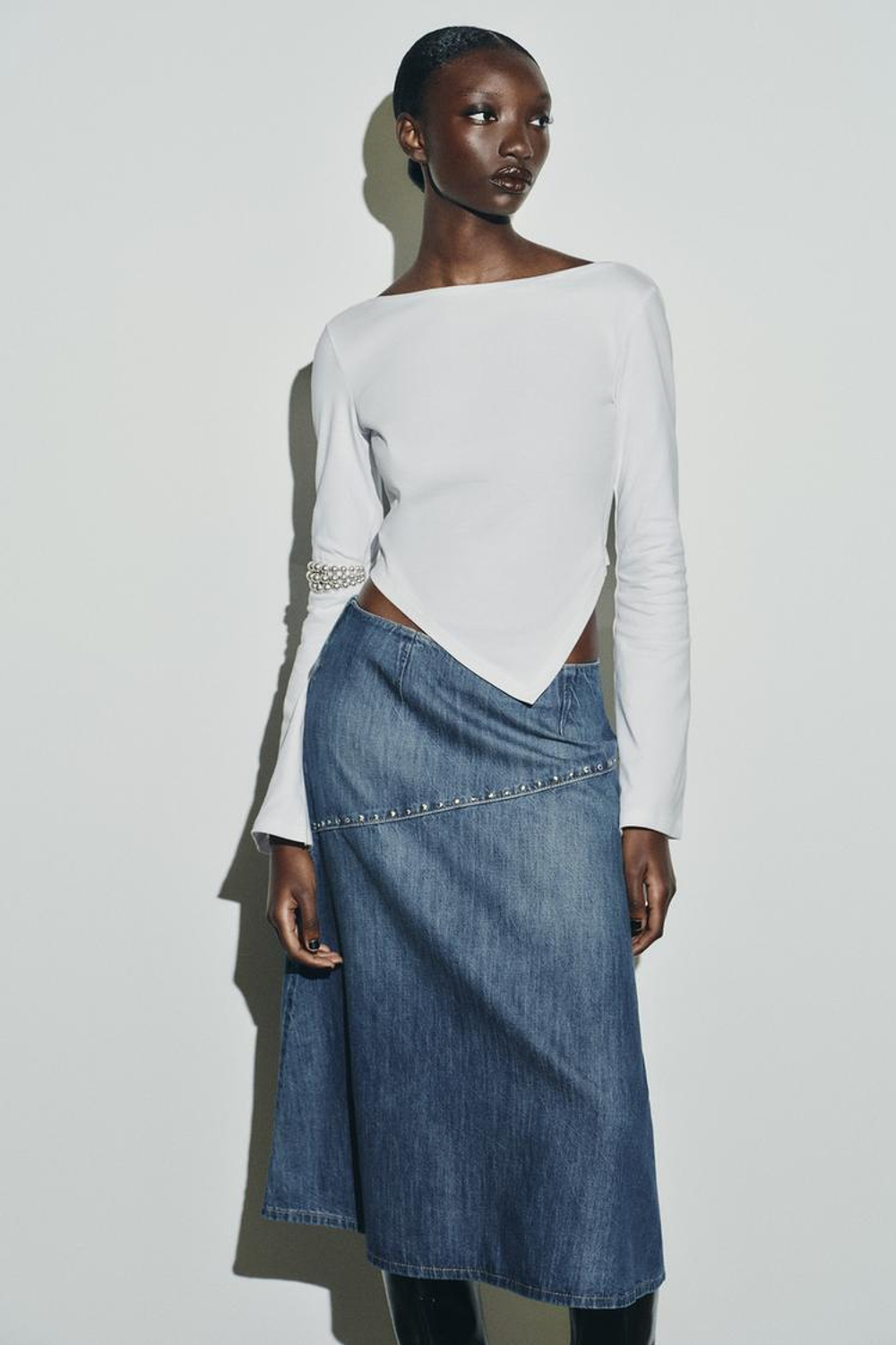 ZARA ФУТБОЛКА С АСИММЕТРИЧНЫМ ВЫРЕЗОМ ЛОДОЧКОЙ, БЕЛЫЙ