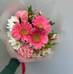 Букет микс из 3 гербер, 3 гвоздики розовых колумбийских, 2 альстромерии, 1 ветка гипсофилы