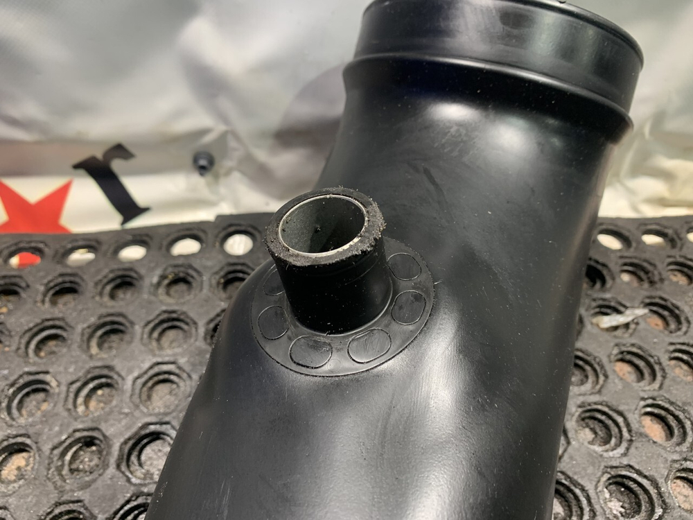 Патрубок воздушного фильтра