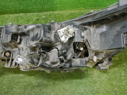 Битая Фара правая Toyota Hilux 8 (2020-н.в.) LED