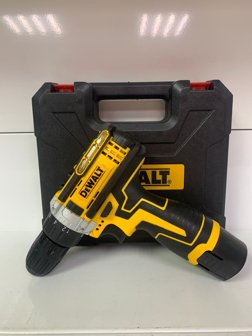 Шуруповерт DeWalt 12V