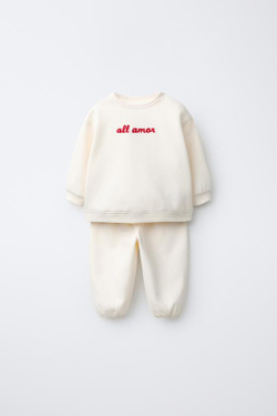 ZARA КОМПЛЕКТ ИЗ ТОЛСТОВКИ И БРЮК С ВЫШИТОЙ НАДПИСЬЮ, СВЕТЛО-БЕЖЕВЫЙ